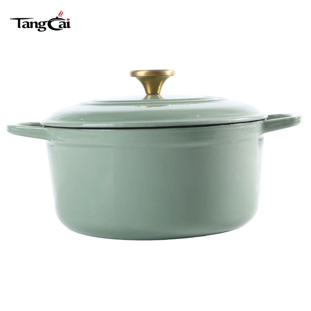 Moderne salbeigr&uuml;ne 5QT-Emaille Schmortopf aus Gusseisen mit goldenem Knopf zum Backen von Sauerteigbrot